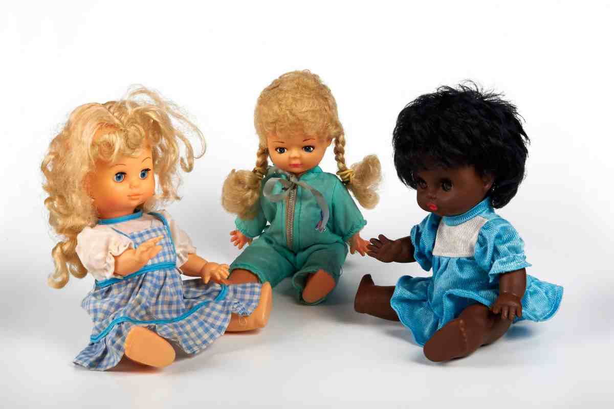 Come fanno le bambole ad avere i capelli