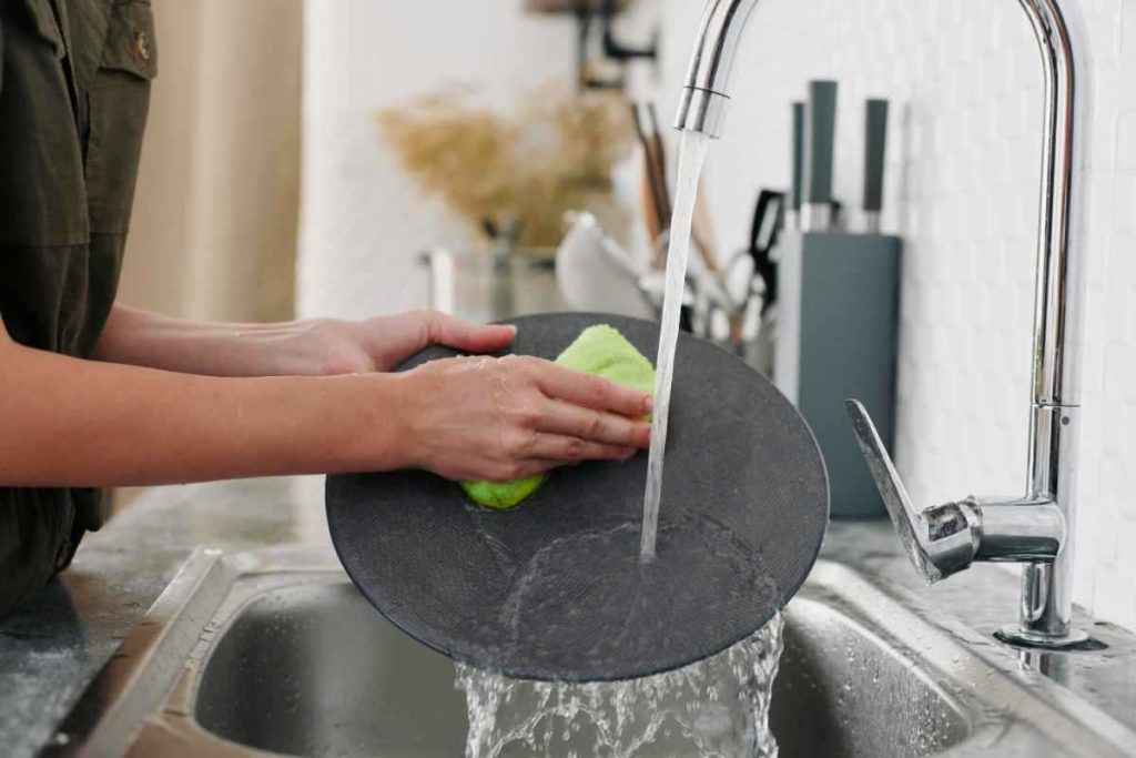 meglio lavare i piatti a mano o in lavastoviglie
