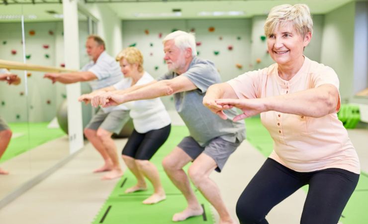 esercizi dopo 50 anni: squat plank