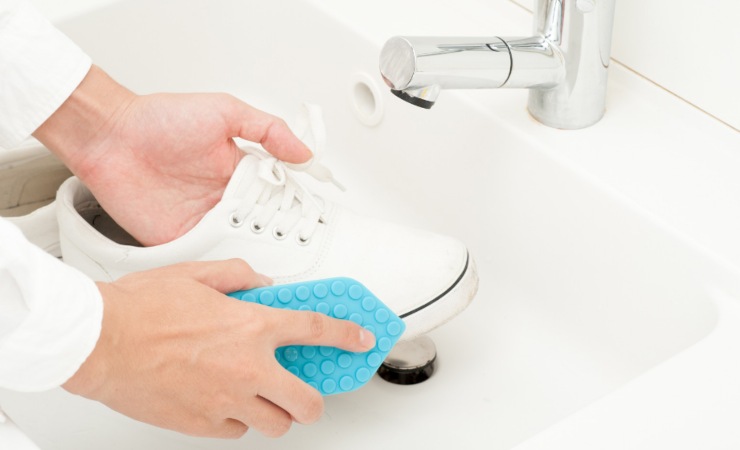 pulire suola scarpe aceto bianco