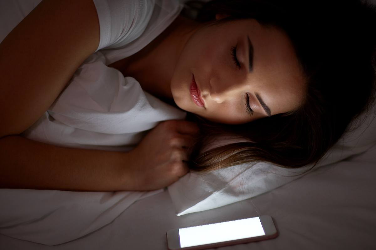 Dormire cellulare carica vicino: rischio salute