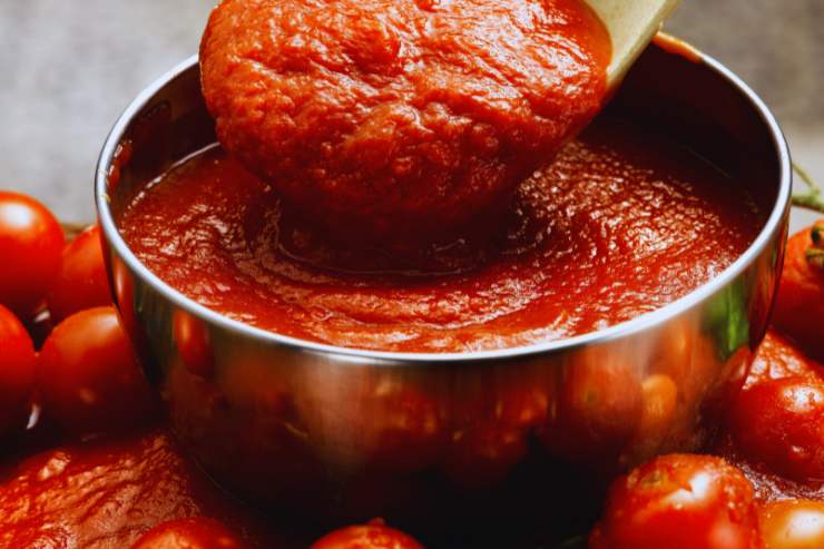 Pentole lucide salsa pomodoro